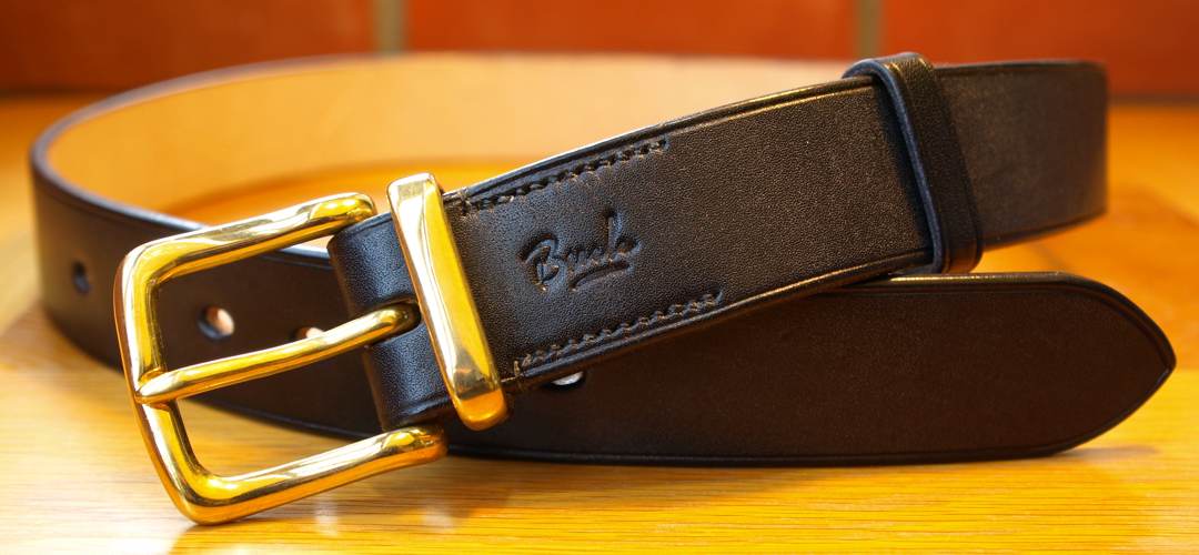 Stable leather belt in Black